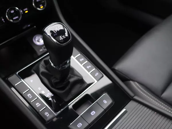 Škoda Superb 2,0 TDi 140kW 4x4 L&K DSG CZ - foto 28