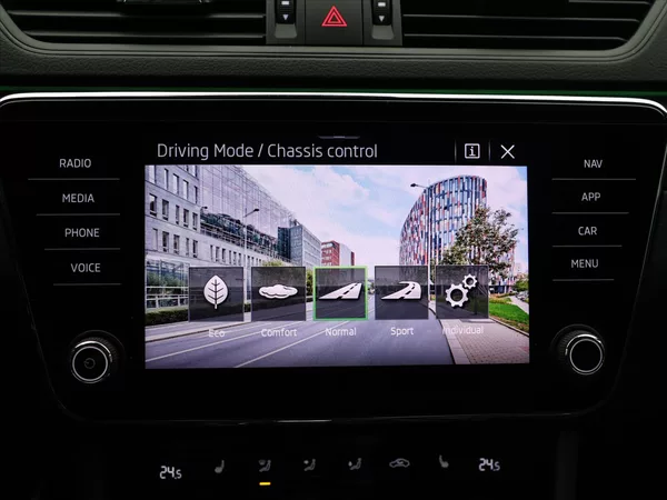Škoda Superb 2,0 TDI DSG 4x4 Sportline DPH - foto 24