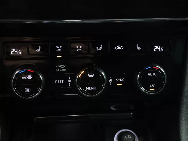 Škoda Superb 2,0 TDI DSG 4x4 Sportline DPH - foto 26