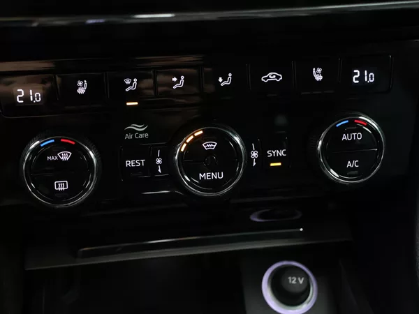 Škoda Superb 2,0 TDI 110kW L&K DSG DPH CZ - foto 22