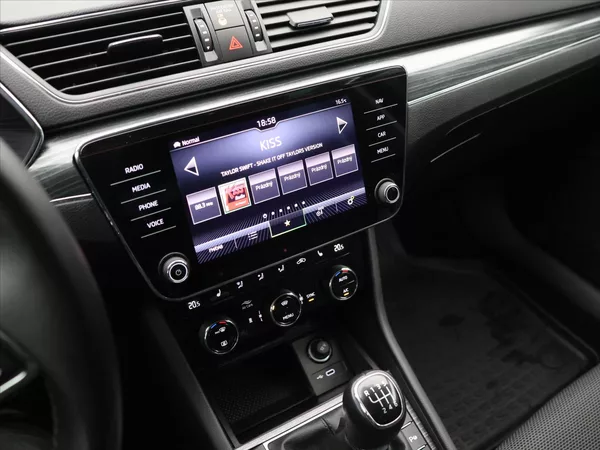 Škoda Superb 2,0 TDI Virtual Matrix Webasto - foto 20