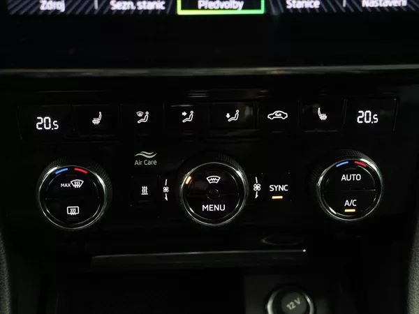 Škoda Superb 2,0 TDI Virtual Matrix Webasto - foto 24