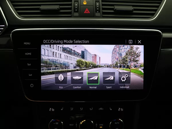 Škoda Superb 2,0 TDI 140kW 4x4 DSG L&K DPH - foto 25