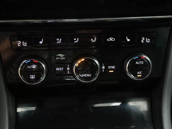 Škoda Superb 2,0 TDI 140kW 4x4 DSG L&K DPH - foto 27