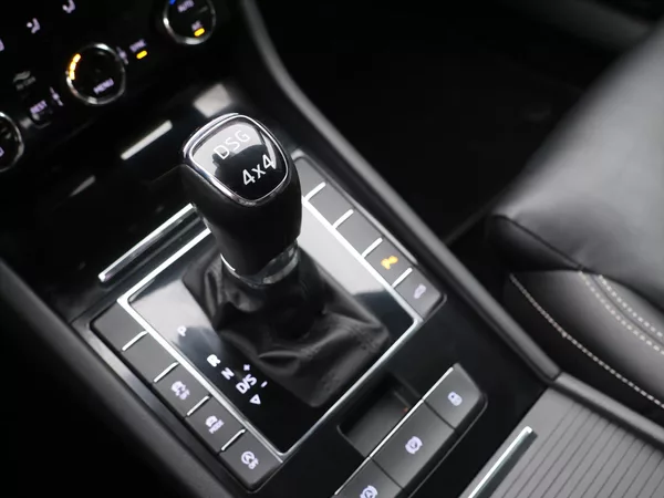 Škoda Superb 2,0 TDI 140kW 4x4 DSG L&K DPH - foto 28
