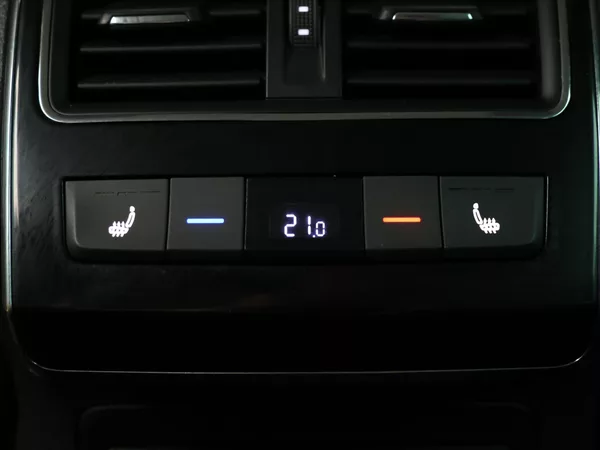 Škoda Superb 2,0 TDI 140kW 4x4 DSG L&K DPH - foto 30