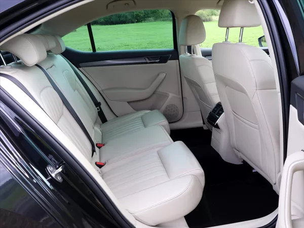Škoda Superb 2,0 TDI 147kW Style 4x4 Kůže - foto 13