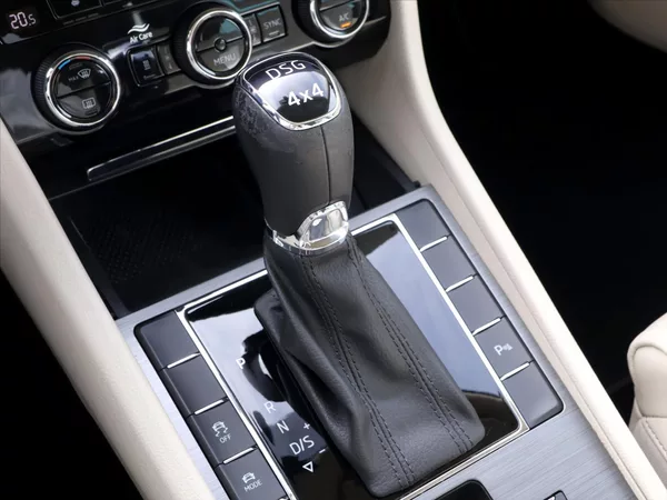 Škoda Superb 2,0 TDI 147kW Style 4x4 Kůže - foto 33
