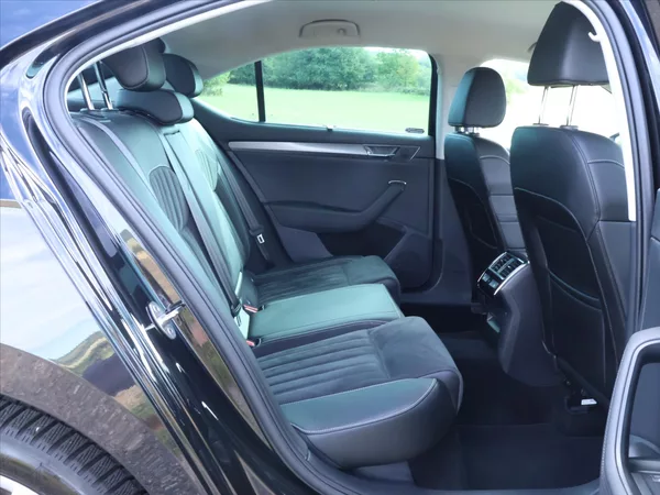Škoda Superb 2,0 TDI 147kW Style 4x4 DSG CZ - foto 6