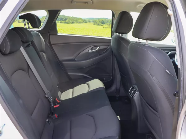 Hyundai i30 1.6 CRDi Automat CZ Style LED - foto 6