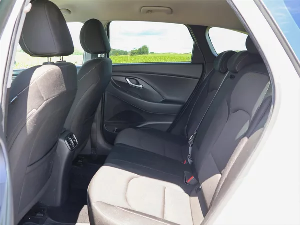 Hyundai i30 1.6 CRDi Automat CZ Style LED - foto 7