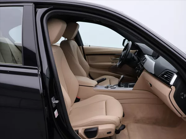 BMW Řada 3 2,0 318d M Sport Aut. CZ DPH - foto 12