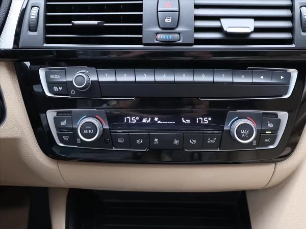 BMW Řada 3 2,0 318d M Sport Aut. CZ DPH - foto 22