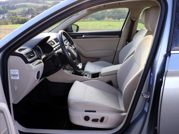 Škoda Superb 2,0 TDI DSG 4x4 CZ Style DPH - foto 4