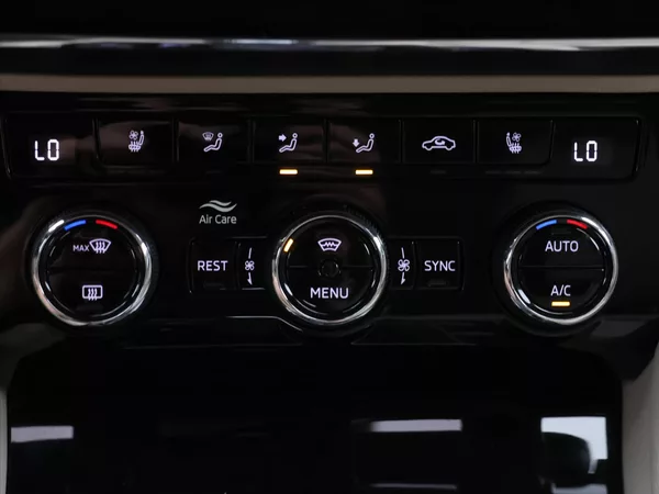 Škoda Superb 2,0 TSI 200kW L&K 4x4 DSG DPH - foto 27