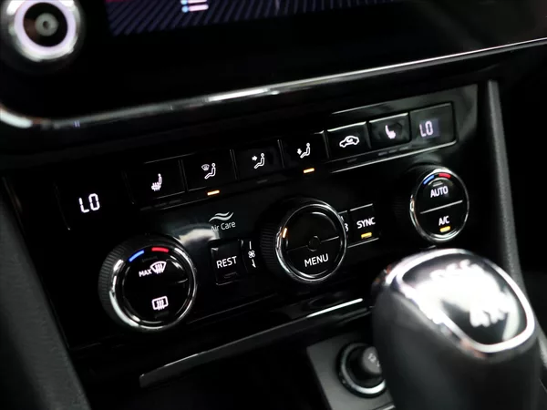 Škoda Superb 2,0 TDI DSG 4x4 Sportline - foto 28