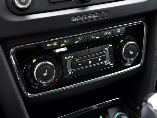 Škoda Superb 2,0 TDI 125kW Ambition DSG - foto 28