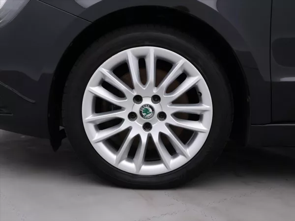 Škoda Superb 2,0 TDI 125kW Ambition DSG - foto 32
