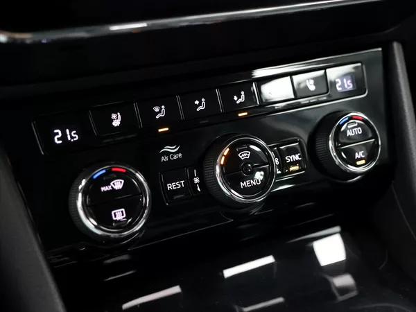 Škoda Superb 2,0 TDI 147kW DSG 4x4 L&K DPH - foto 31