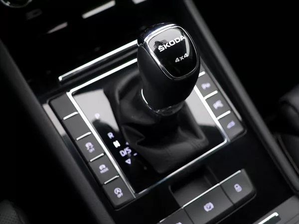 Škoda Superb 2,0 TDI 147kW DSG 4x4 L&K DPH - foto 32