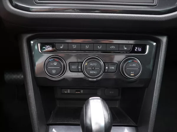 Volkswagen Tiguan 2,0 TDI 110kW DSG Navi Tažné - foto 21