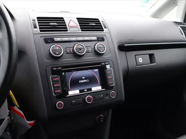 Volkswagen Touran 2,0 TDI 103kW Highline Tažné - foto 16