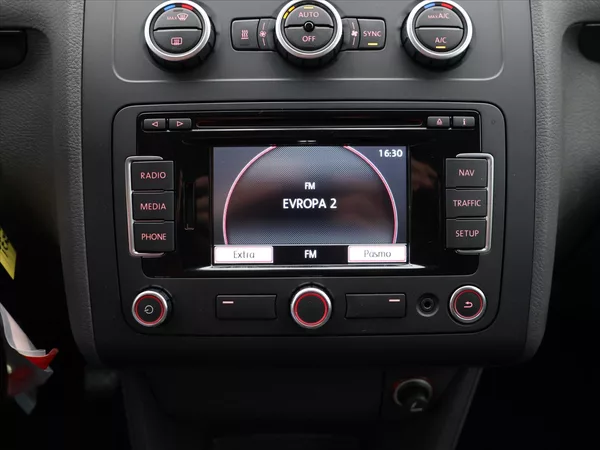Volkswagen Touran 2,0 TDI 103kW Highline Tažné - foto 18