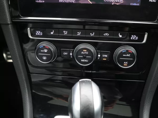 Volkswagen Golf 2,0 TSI 221kW R 4x4 DynAudio - foto 19