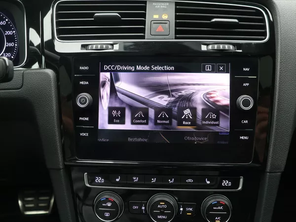 Volkswagen Golf 2,0 TSI 221kW R 4x4 DynAudio - foto 21
