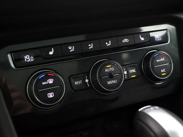Volkswagen Tiguan 2,0 TDI 140kW 4M DSG R-Line CZ - foto 30