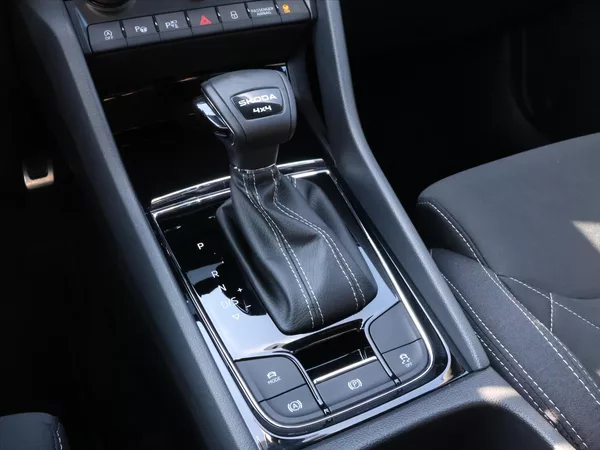 Škoda Karoq 2,0 TDI Sportline 4x4 DSG - foto 27