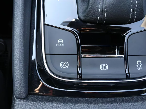 Škoda Karoq 2,0 TDI Sportline 4x4 DSG - foto 28