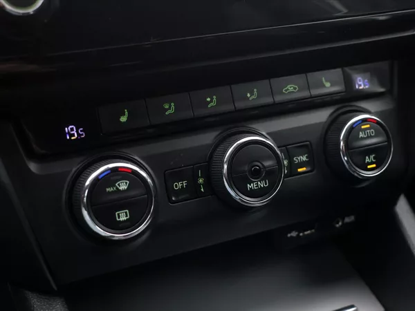 Škoda Octavia 2,0 TDI 135kW 4x4 DSG Ambition - foto 20