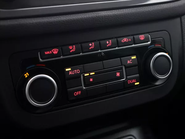 Volkswagen Tiguan 1,4 TSI 118kW CZ 2.Maj Klima - foto 20