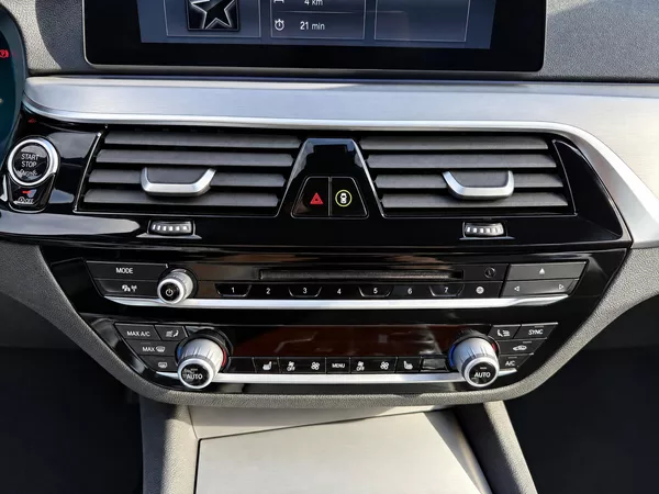 BMW Řada 5 3,0 3.0 530d Touring Sport DPH - foto 25
