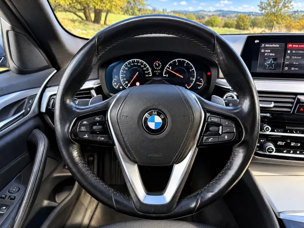 BMW Řada 5 3,0 3.0 530d Touring Sport DPH - foto 29