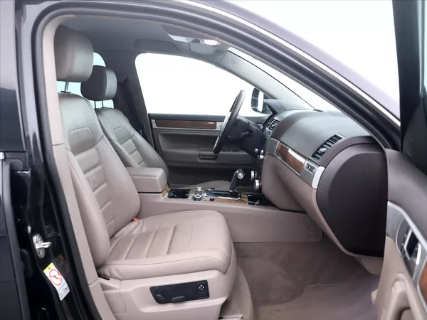 Volkswagen Touareg 3,0 TDI V6 176kW Tiptronic CZ - foto 12