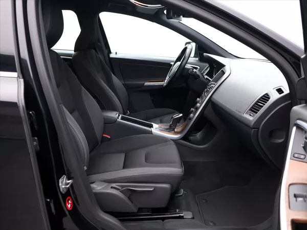 Volvo XC60 2,0 D4 120kW Momentum AUT - foto 12