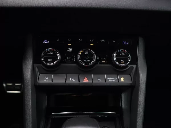 Škoda Karoq 1,5 TSI 110kW Sportline DSG CZ - foto 23