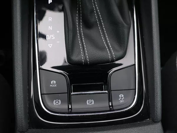Škoda Karoq 1,5 TSI 110kW Sportline DSG CZ - foto 25