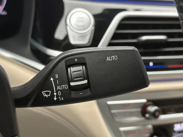 BMW Řada 7 4,4 390kW 750Li xDrive CZ DPH - foto 24