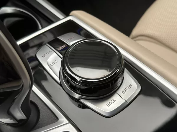 BMW Řada 7 4,4 390kW 750Li xDrive CZ DPH - foto 37