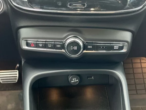 Volvo XC40 2,0i,182kW,1MAJ,CZ,SERVISKA,AW - foto 11