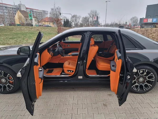 Rolls-Royce Ghost BLACK BADGE NEW MAX VÝBAVA - foto 9