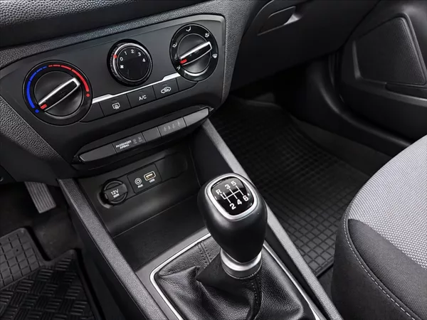 Hyundai i20 1,3 1.MAJ,CZ, NOVÁ SPOJKA/ - foto 9