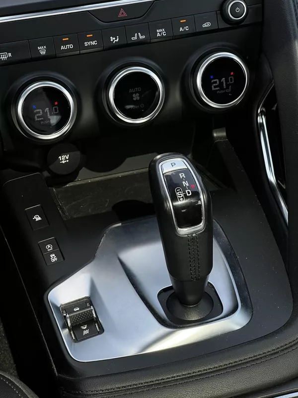 Jaguar E-Pace 2.0T 147kW AWD 1.Maj Panorama - foto 12