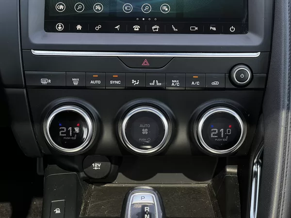 Jaguar E-Pace 2.0T 147kW AWD 1.Maj Panorama - foto 13