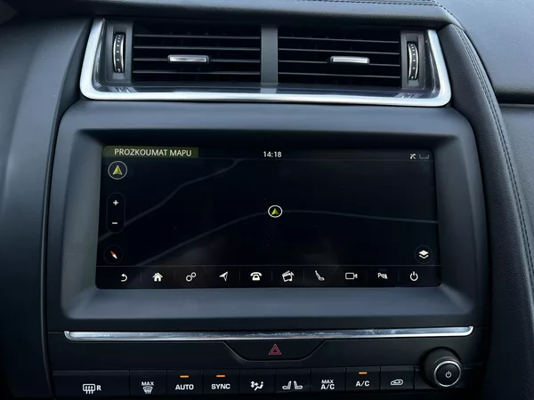 Jaguar E-Pace 2.0T 147kW AWD 1.Maj Panorama - foto 14