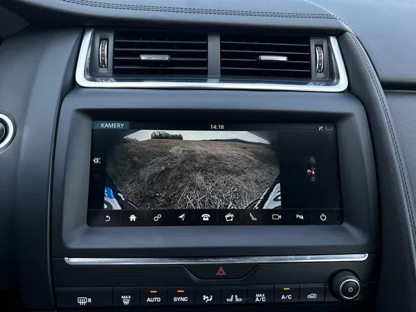 Jaguar E-Pace 2.0T 147kW AWD 1.Maj Panorama - foto 16