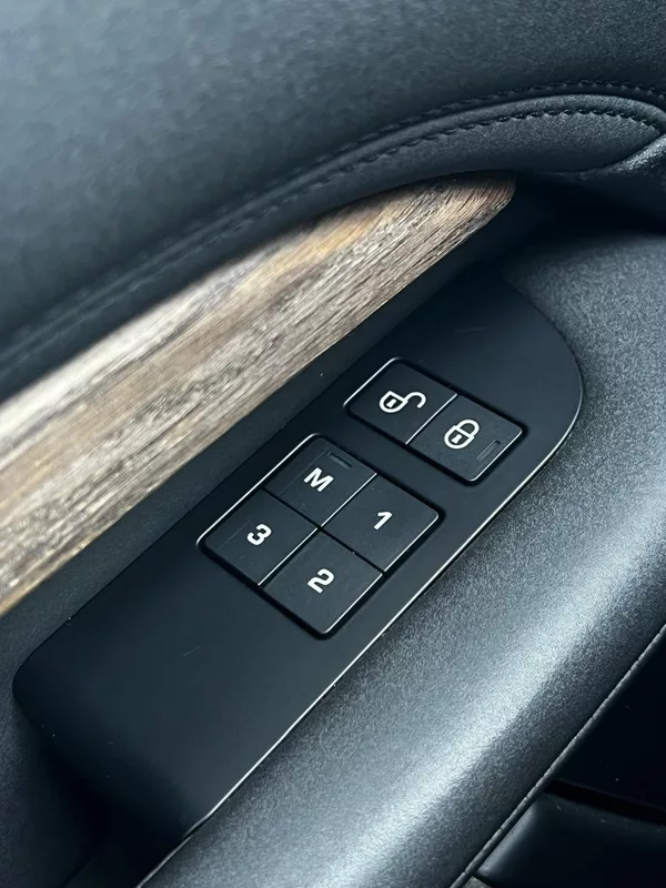 Land Rover Discovery 2.0SD4 177kW LUXURY 7-Míst TZ - foto 8